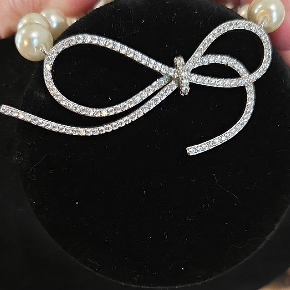 Elegant Pearl Necklace with Silver Rhinestone Bow - Picture 2 of 6